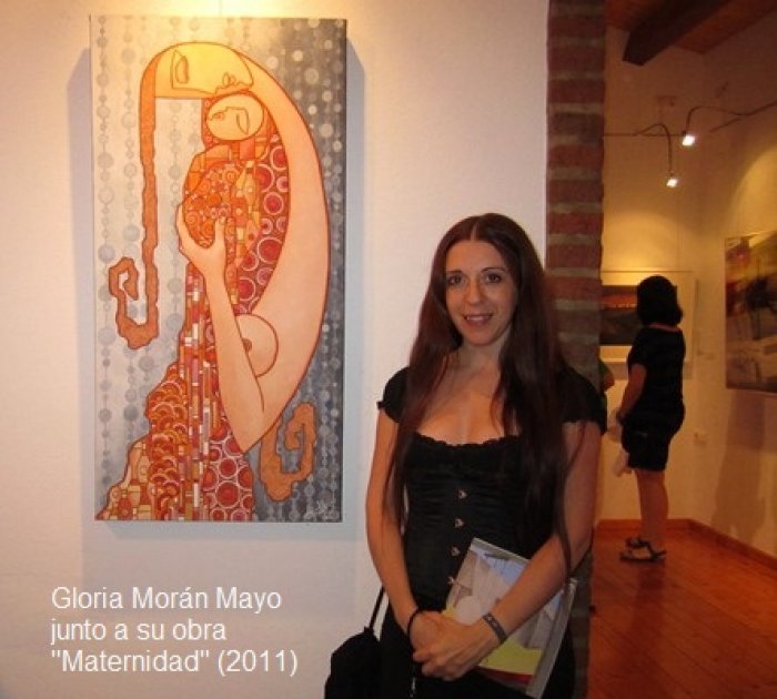 Gloria Moran Mayo junto a su obra 