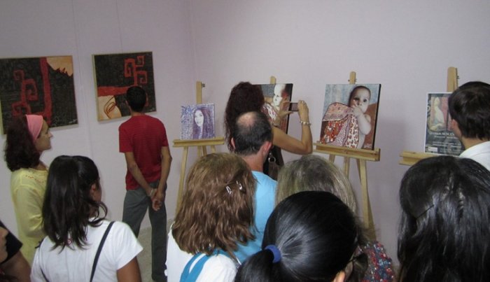 visita del público en la sala de exposiciones